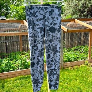 Old Navy Active Go-Dry Leggings • Size Small • Grey and Black Floral